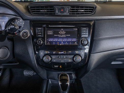 Used 2018 Nissan Rogue SV image 13