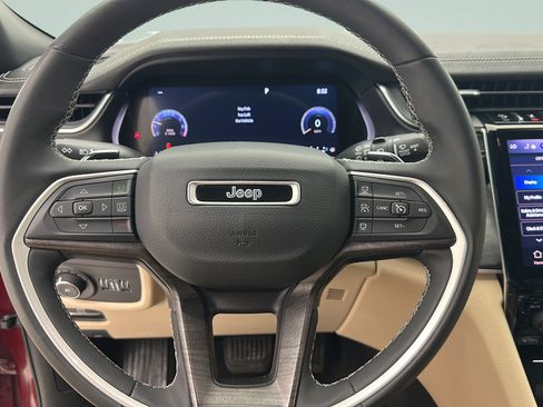 Used 2023 Jeep Grand Cherokee Limited w/ Luxury Tech Group II AWD/4WD image 16