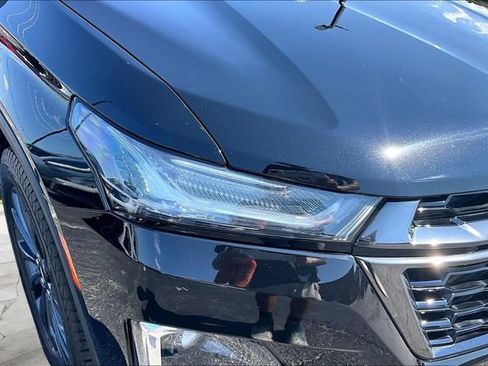 Used 2023 Chevrolet Traverse RS FWD image 28