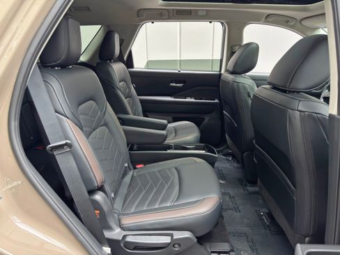 Used 2024 Nissan Pathfinder Platinum FWD image 43