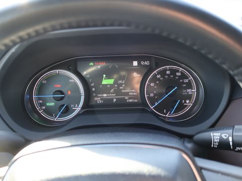 Used 2022 Toyota Venza XLE image 35