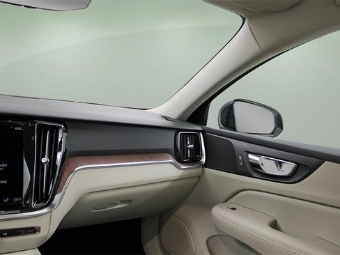 Certified 2022 Volvo S60 B5 Momentum w/ Premium Package image 14