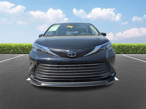 New 2026 Toyota Sienna XLE FWD image 9