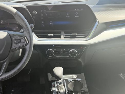 Used 2025 Chevrolet Trax LT FWD image 22