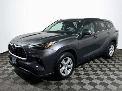 Certified 2023 Toyota Highlander LE FWD image 3