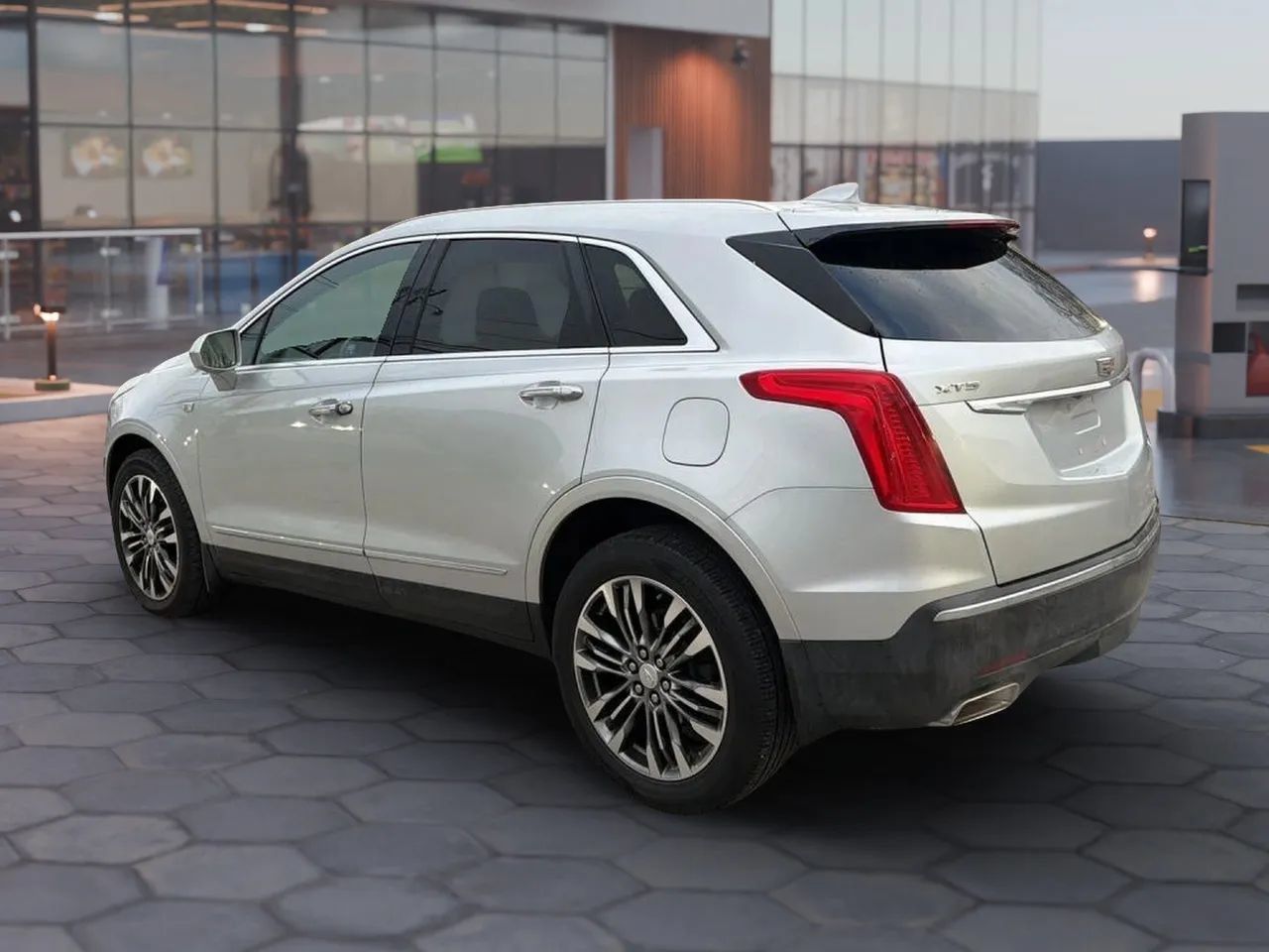 Used 2017 Cadillac XT5 Premium Luxury FWD image 6