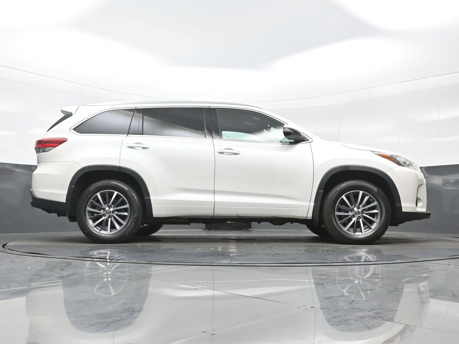 Used 2017 Toyota Highlander XLE AWD/4WD image 34