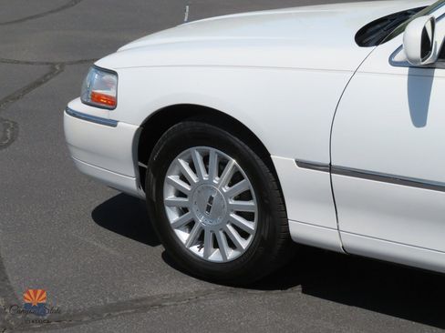 Used 2003 Lincoln Town Car Executive image 13