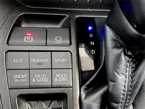 Certified 2022 Toyota RAV4 LE image 33