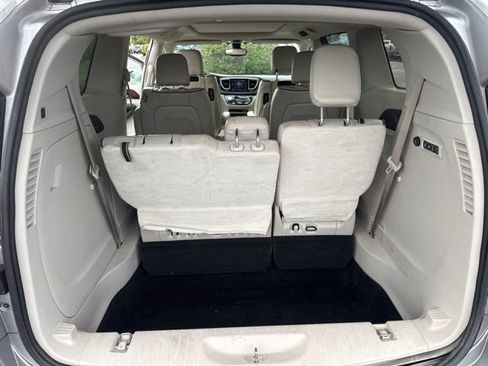 Used 2017 Chrysler Pacifica Limited FWD image 30