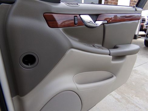 Used 2003 Cadillac De Ville Sedan w/ Comfort & Convenience Package image 82