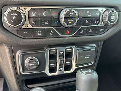 Used 2025 Jeep Wrangler Unlimited Sahara AWD/4WD image 27