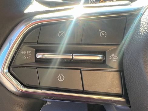 Used 2025 Chevrolet Traverse LT image 6