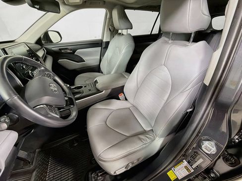 Used 2020 Toyota Highlander XLE AWD/4WD image 12