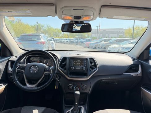Used 2018 Jeep Cherokee Latitude w/ Altitude Package FWD image 20