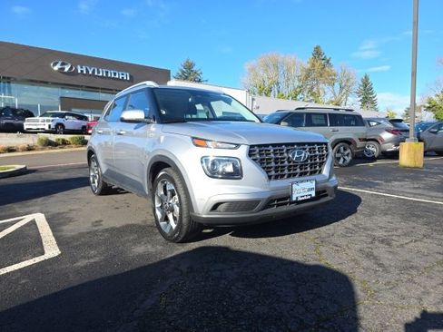 Used 2025 Hyundai Venue SEL image 2