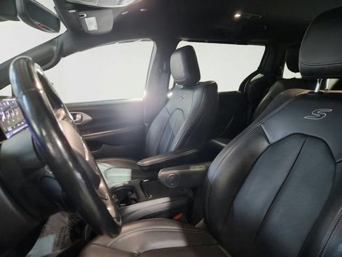 Used 2021 Chrysler Pacifica Touring-L w/ S Appearance Package FWD image 9