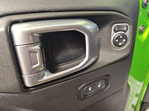 Used 2018 Jeep Wrangler Unlimited Rubicon w/ Dual Top Group AWD/4WD image 17