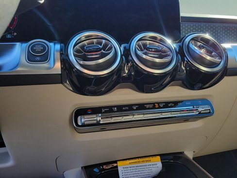 Certified 2025 Mercedes-Benz GLB 250 image 21