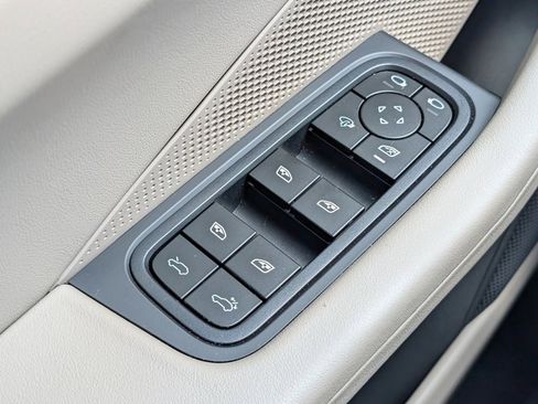 Certified 2025 Porsche Macan Electric image 27