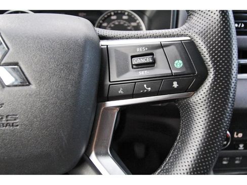 Used 2025 Mitsubishi Outlander AWD image 16
