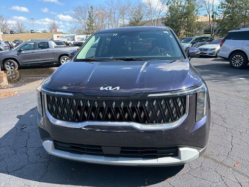 Used 2025 Kia Carnival image 2