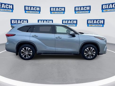 Used 2022 Toyota Highlander XLE AWD/4WD image 9