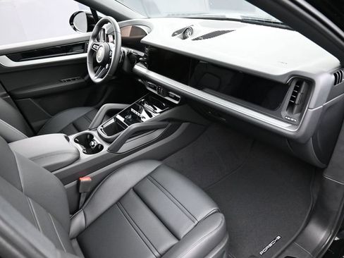 Certified 2025 Porsche Cayenne E-Hybrid Coupe AWD/4WD image 32