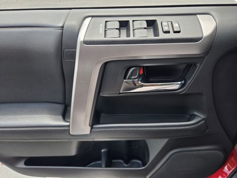 Used 2020 Toyota 4Runner SR5 AWD/4WD image 25