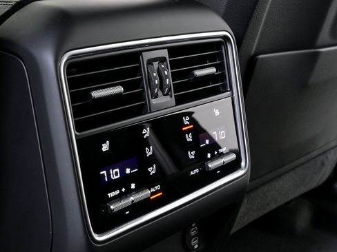 Certified 2023 Porsche Cayenne Platinum Edition image 22