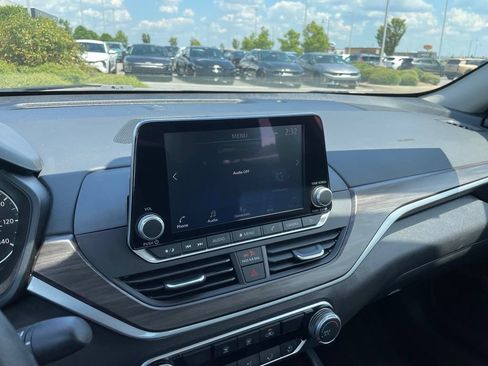 Used 2025 Nissan Altima 2.5 SV FWD image 15