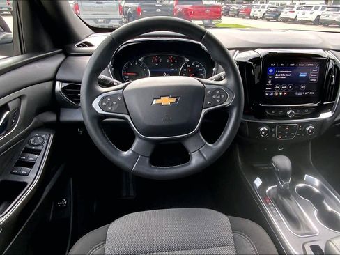 Used 2023 Chevrolet Traverse LT image 5