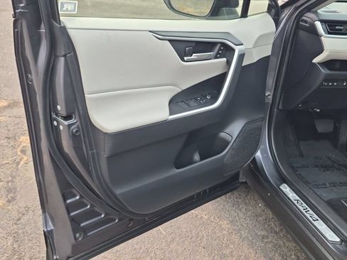 Used 2022 Toyota RAV4 XLE Premium AWD/4WD image 9