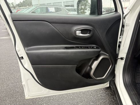 Used 2023 Jeep Renegade Latitude image 11