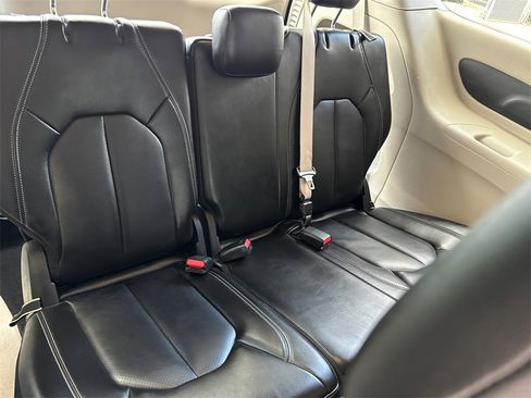 Used 2023 Chrysler Pacifica Touring-L image 5