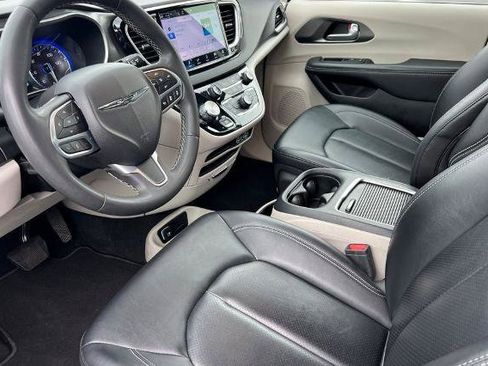 Used 2024 Chrysler Pacifica Touring-L FWD image 5