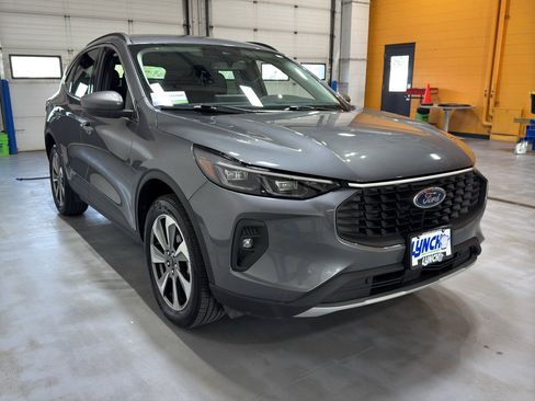 Used 2025 Ford Escape Platinum image 7