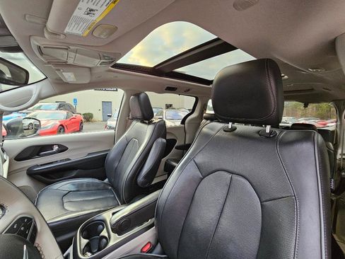 Used 2020 Chrysler Pacifica Limited image 20