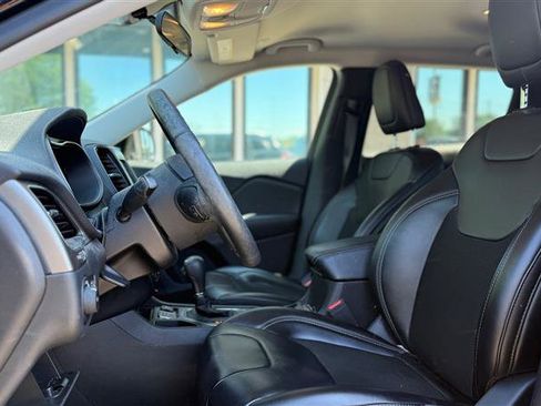 Used 2019 Jeep Cherokee Latitude Plus w/ Cold Weather Group FWD image 10