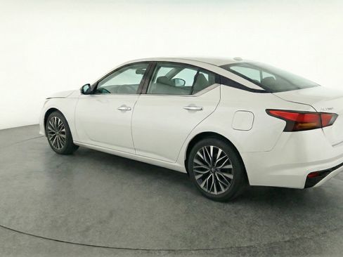 Used 2025 Nissan Altima 2.5 SV FWD image 6