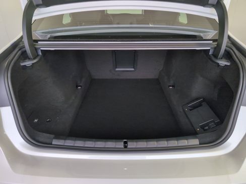 Used 2025 BMW 740i w/ Premium Package image 30