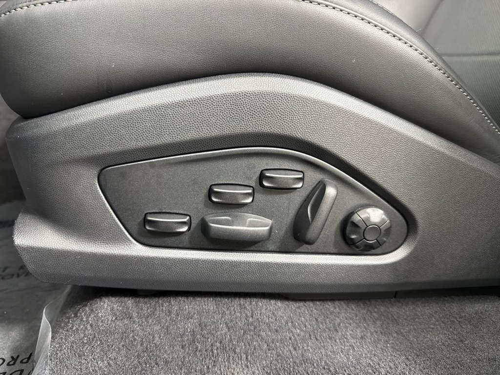 Certified 2025 Porsche Macan Turbo Electric AWD/4WD image 39