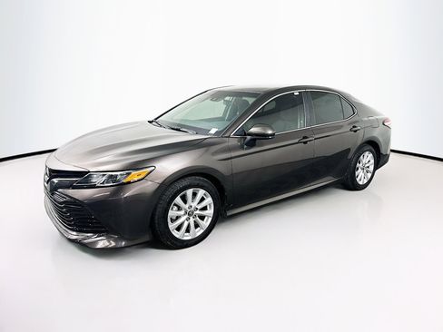 Used 2018 Toyota Camry LE FWD image 3