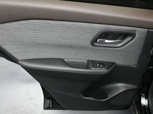 Used 2023 Nissan Rogue SV image 22