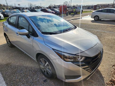 Used 2025 Nissan Versa SV FWD image 2