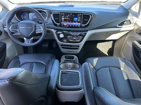 Used 2024 Chrysler Pacifica Limited FWD image 30