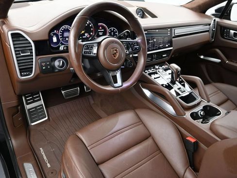 Certified 2023 Porsche Cayenne Turbo S AWD/4WD image 4