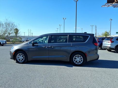 Used 2023 Chrysler Voyager LX image 5