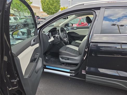 New 2025 Volkswagen Taos SEL image 11