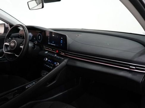 Used 2025 Hyundai Elantra SEL image 18